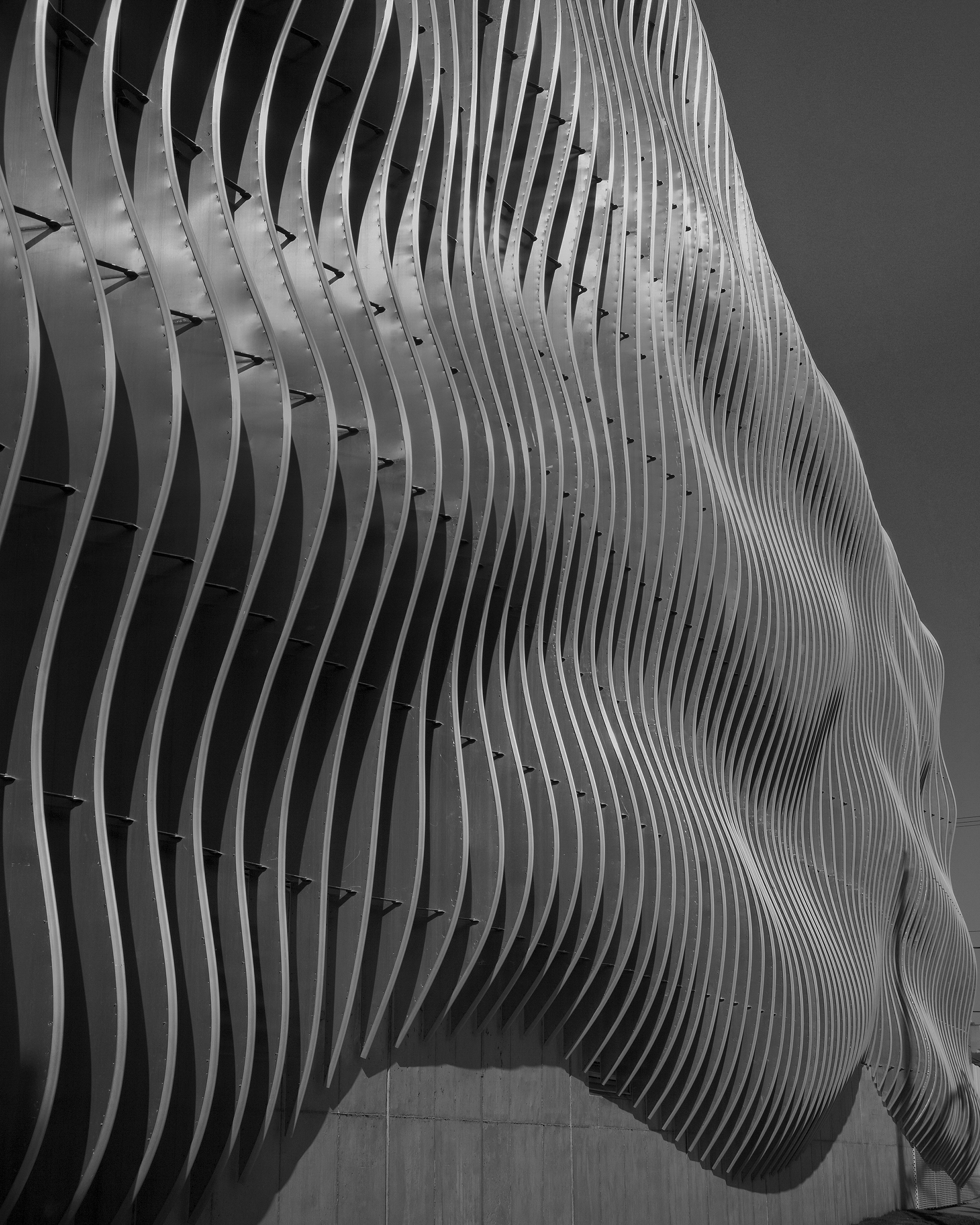 Undulating fin-facade of the Zahner