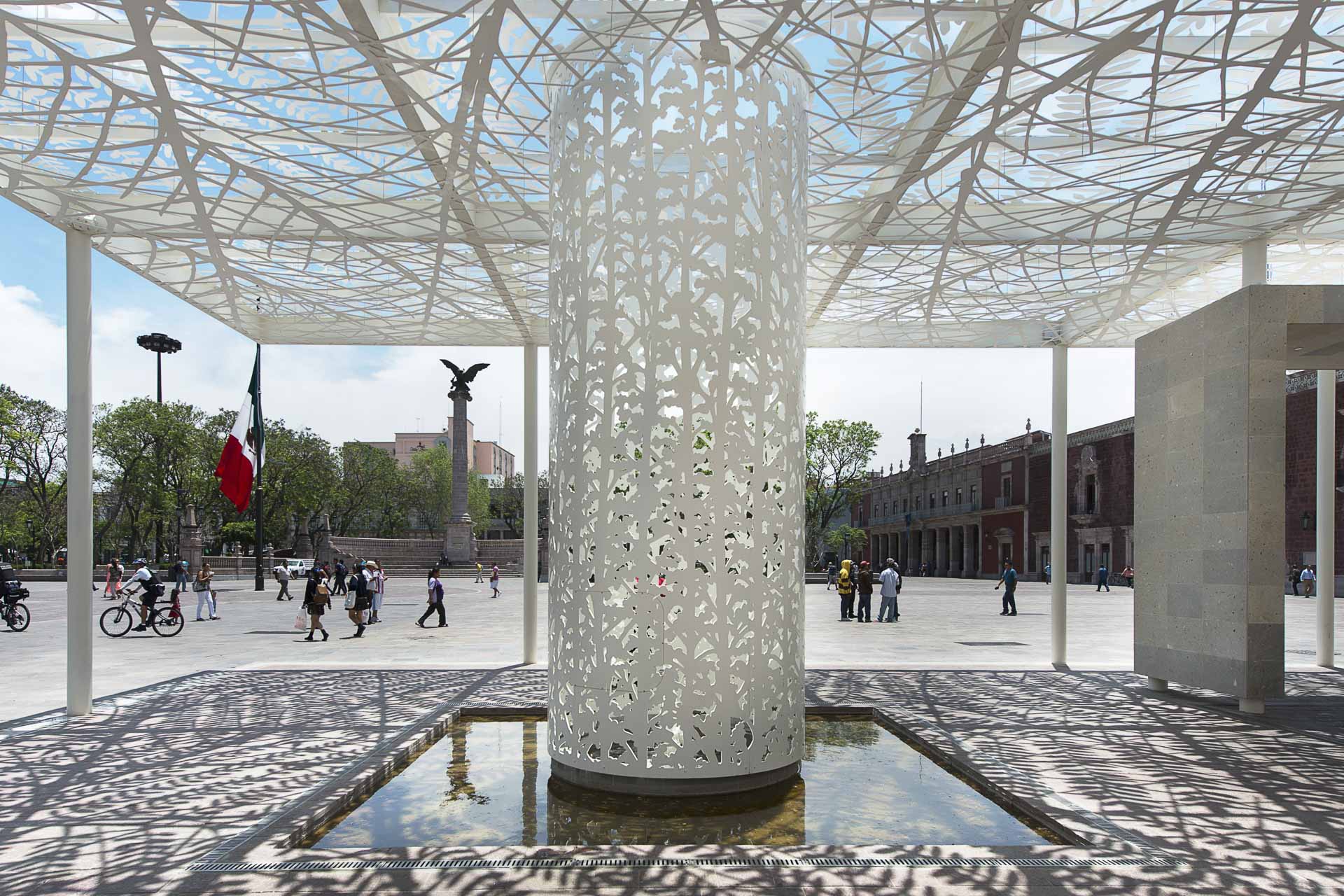 At the northern corner of the project, a plate aluminum column cuts through the canopy.