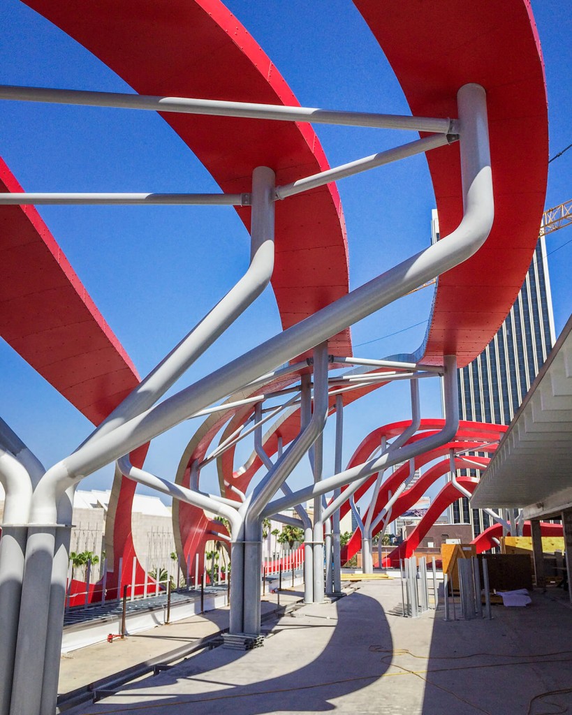 Painted tubular steel “trees” were designed by Zahner engineers to support the curving ribbons, on the building’s roof and facade.