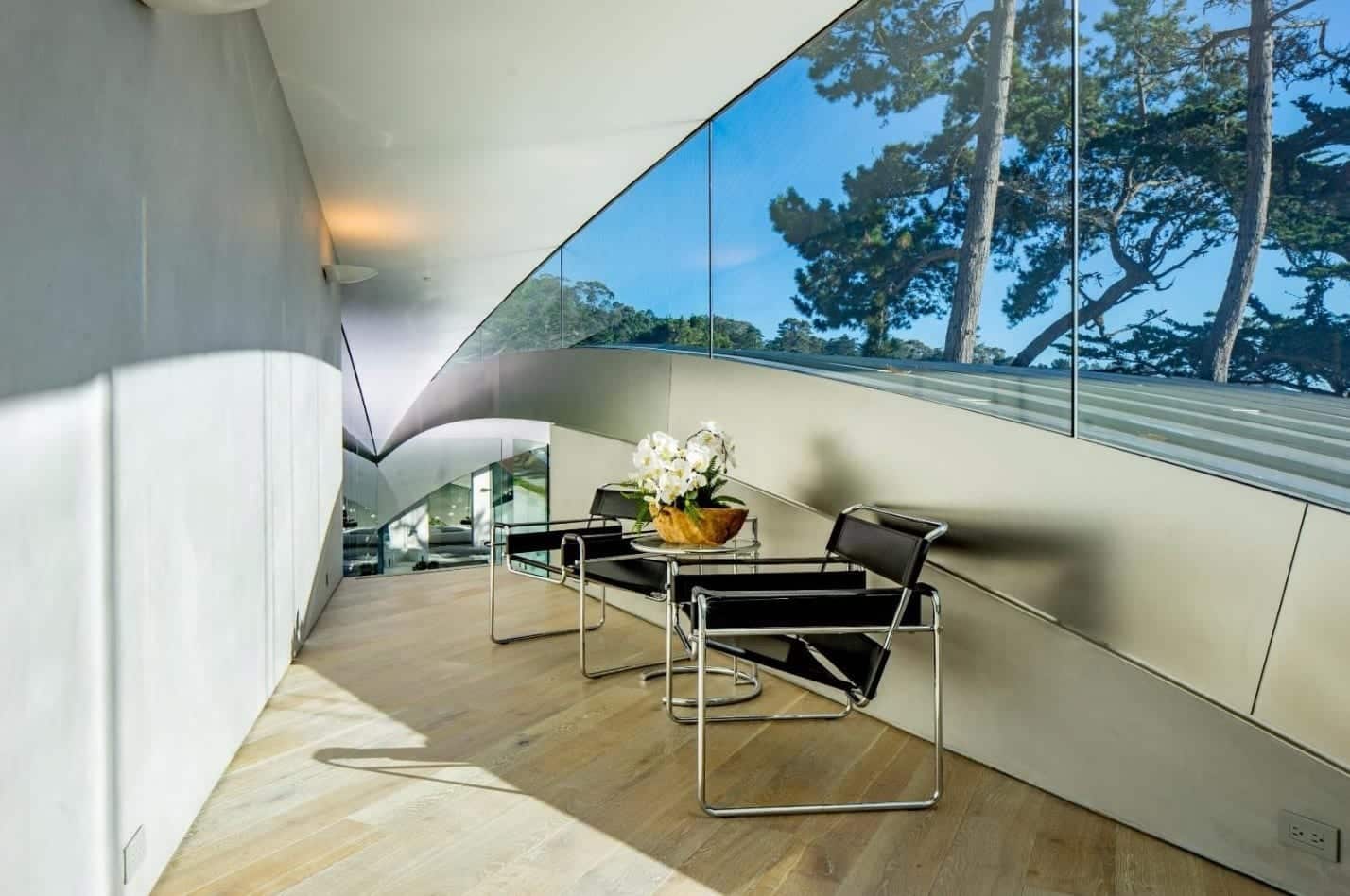 Interior fascia in stainless steel provides an ambient reflectivity.
