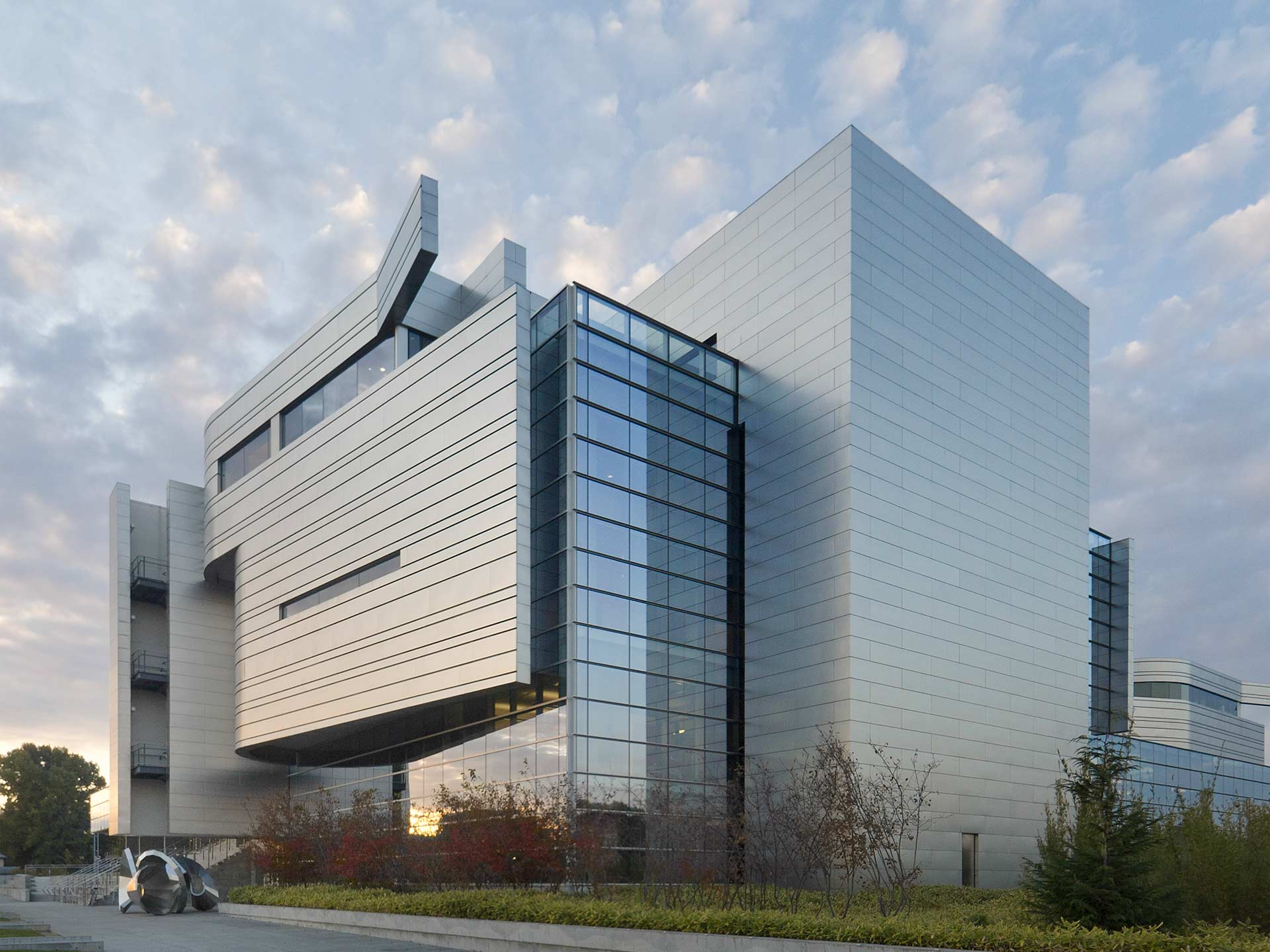 THE MORPHOSIS-DESIGNED WAYNE L. MORSE UNITED STATES COURTHOUSE IN EUGENE, OREGON FEATURES ZAHNER'S ANGEL HAIR® STAINLESS STEEL.